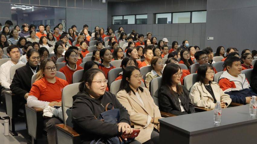 烈士后人进课堂 av解说
做鲜做活思政课.docx